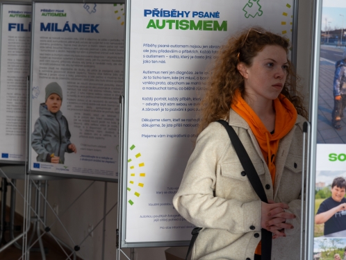 Putovní výstava přibližuje každodenní život s autismem