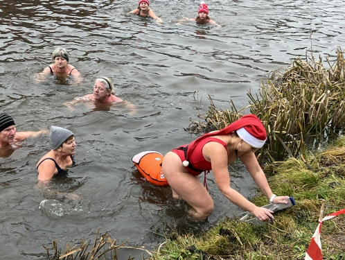 Poslední sobota před Vánocemi patřila otužilcům