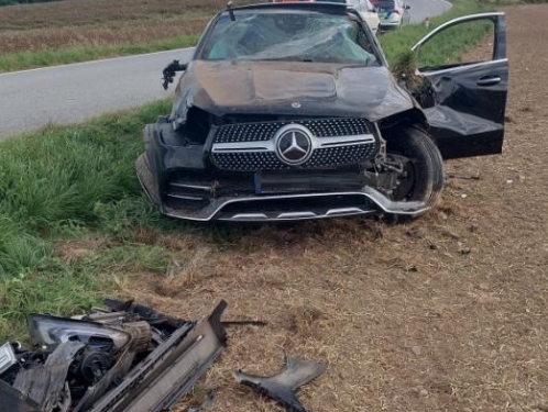 Mercedes skončil mimo silnici