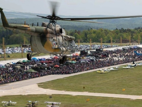 Vojenská základna otevře brány. Návštěvníky čekají vrtulníky, psi i akrobatické lety