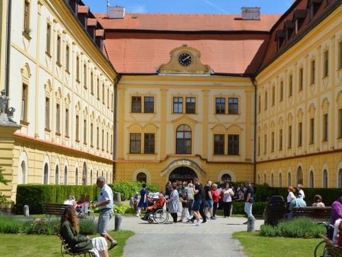 Sto let péče, podpory a lidské blízkosti