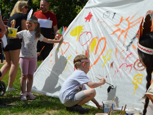 Indiánské čelenky, teepee i koně nadchli malé indiány