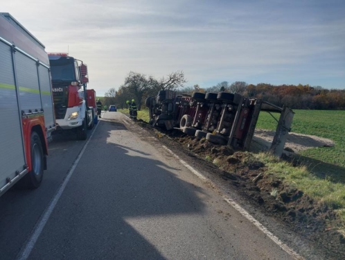 Silnice mezi Náměští a Jinošovem uzavřena, z kamionu unikly pohonné hmoty