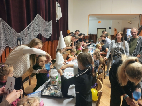 Kulturním domem v Červené Lhotě se proháněla malá strašidla