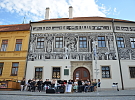 Toulaví umělci venku na ulici