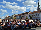 Bramboráky voněly, sklenky se plnily a náměstím zněl folklór