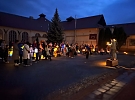 Lampiony a svíčky rozzářily večer u sokolovny