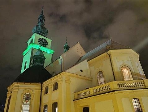 Městská věž se na několik večerů zahalí do zelené