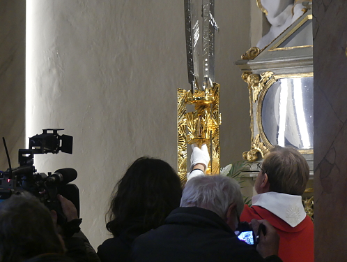 Ač zemřeli, ještě mluví. A možná právě proto