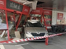 Řidič nacouval do supermarketu