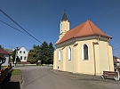 Je tam klid vesnice a všechny bonusy města