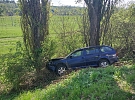 Řidič narazil do stromu, cyklista skončil v nemocnici
