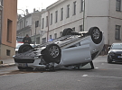 Auto v Husově ulici skončilo na střeše