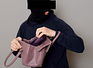 Zloděj v Třebíči využil nezajištěné vozidlo: Policie pátrá po pachateli krádeže peněženky