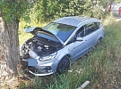 Řidička narazila s vozidlem do stromu