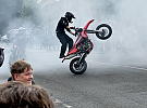 Náměstí plné silných mašin, mašírování i motoakrobacie