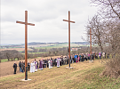 Křížová cesta ke Třem křížům byla požehnána