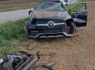 Mercedes skončil mimo silnici