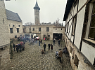 Tvrz ve vánočním obležení aneb Co se skrývá Za vratama?