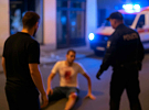 Muž pod vlivem drog řádil v Náměšti nad Oslavou a zranil se