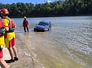 Auto u Dalešické přehrady skončilo pod vodou. Smolný den pokračoval i na člunu