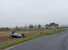 Motorkář narazil do auta, opilý muž vyváděl v bytě a u Slavic se převrátilo auto