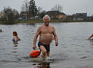 U Kuchyňky přivítali jaro ve studené vodě