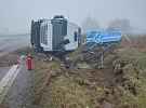 Nákladní auto se převrátilo na bok v Třebíči