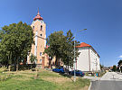 S prameny ve znaku a hasičským muzeem
