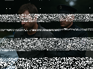 Podezřelý vlezl do domu i na pozemek, kovovou tyčí rozbil okno auta