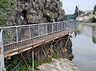 Koroze pomalu, ale jistě sžírá lávku
