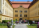 Sto let péče, podpory a lidské blízkosti