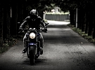 Nebezpečná jízda mladíků na motorce skončila pokutou