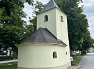Ve znaku mají pyramidu a za humny romantickou říčku a zříceniny hradů