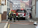 V centru Třebíče hoří dům