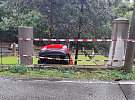 Nehoda v Náměšti: Škoda Fabia prorazila oplocení a visela nad srázem