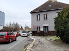 Dům půjde k zemi. Město plánuje rozšířit silnici i chodník