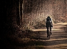 Opilý cyklista na sebe upozornil kličkováním po silnici