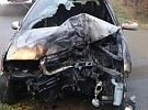 Auto po nehodě začalo hořet