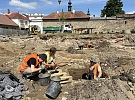 Kostra s lebkou u nohou, mlýn a zmizelá minulost