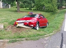 Cyklista spadl na štěrku, řidička narazila do mostku